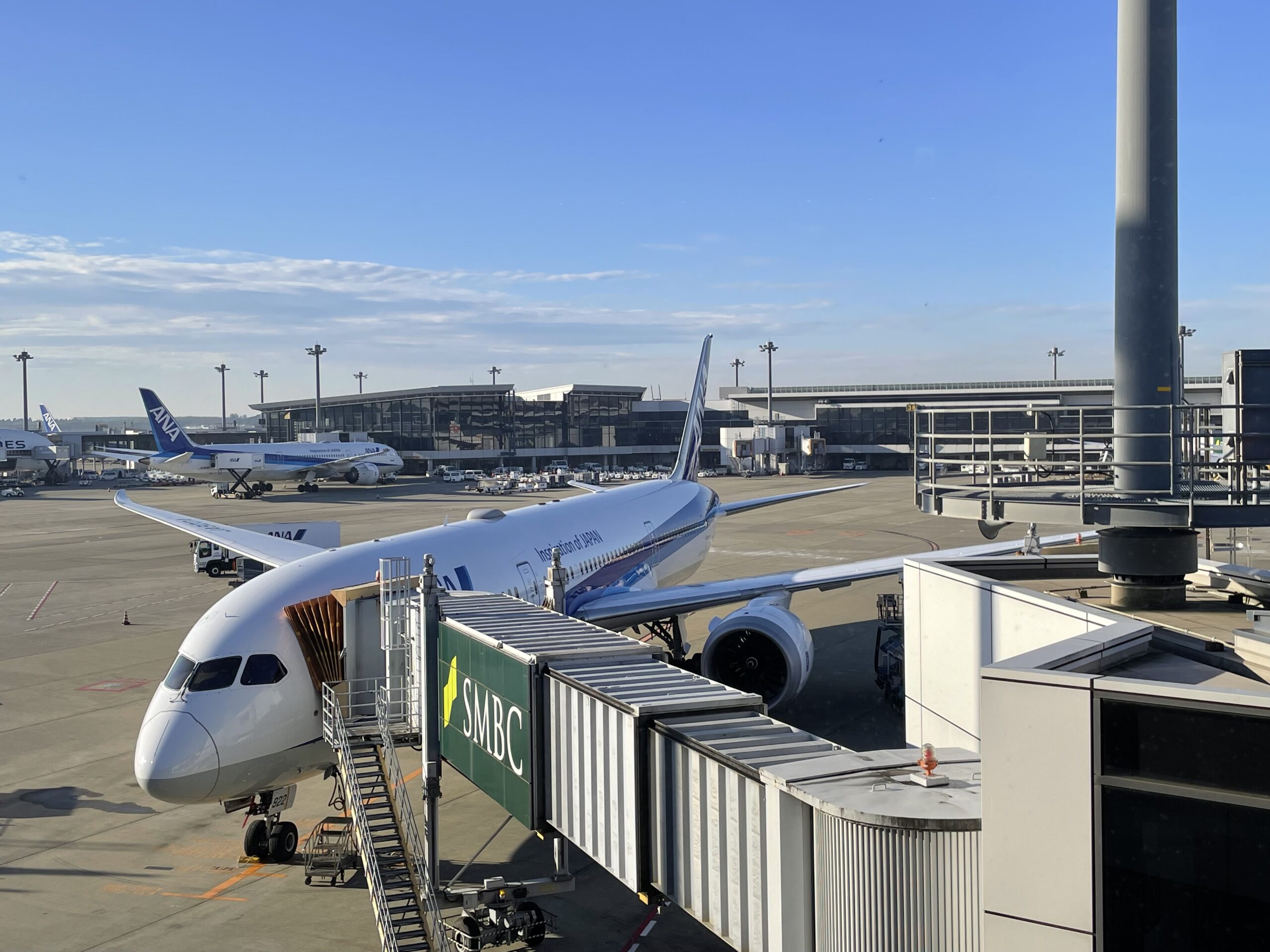 晴れた空と飛行機