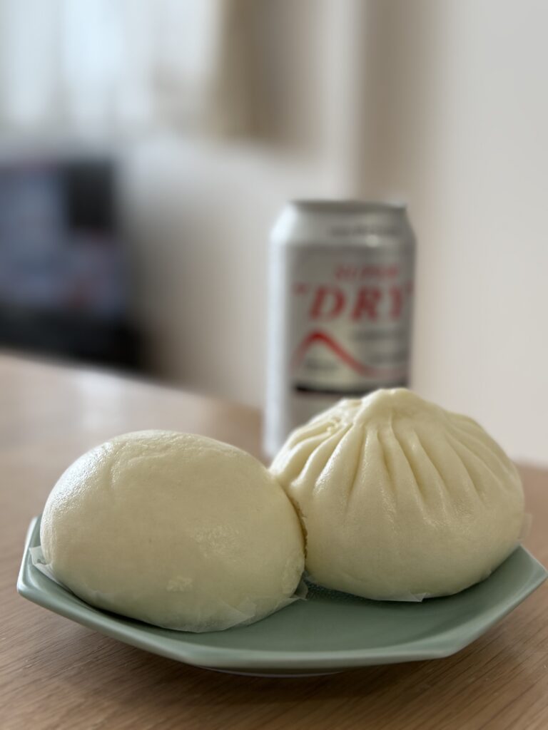 肉まんと黒胡麻あんまん