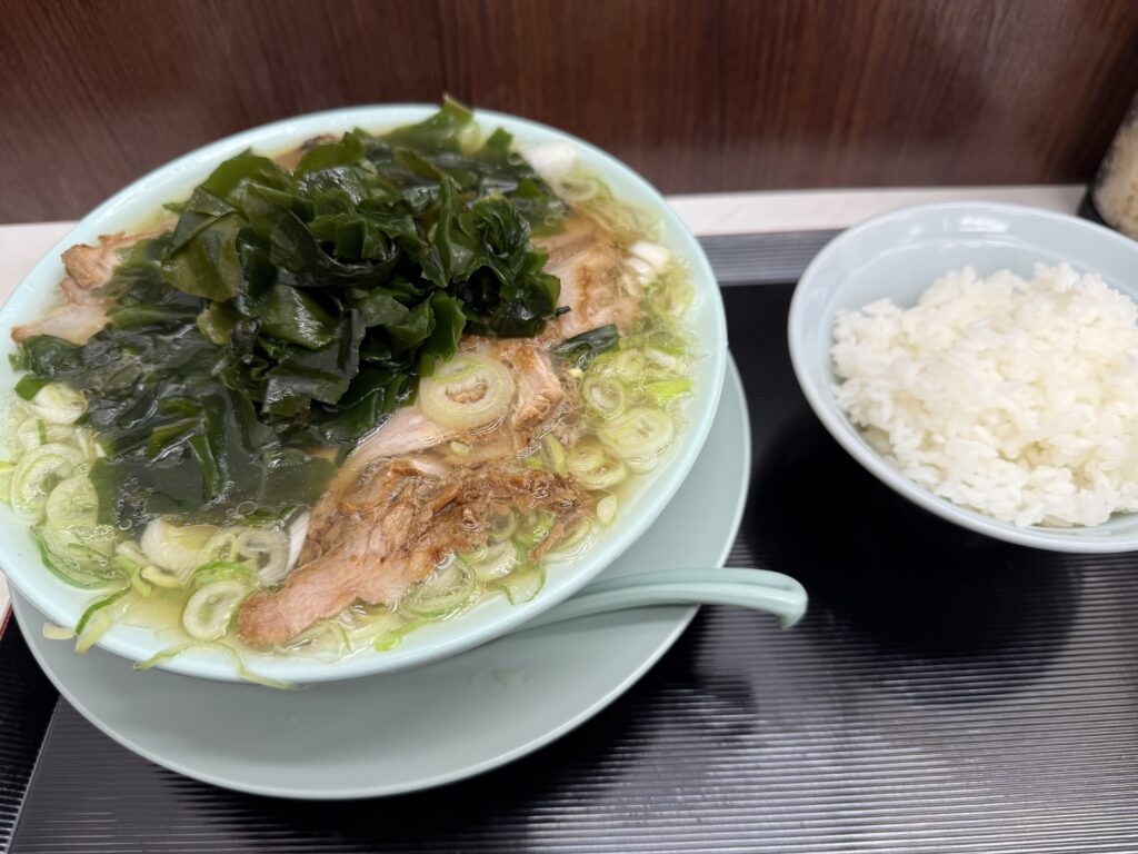 チャーシュー麺わかめトッピングとめし中