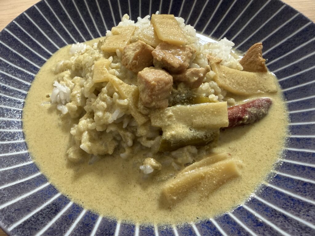 盛り付けた花京院タイカレー