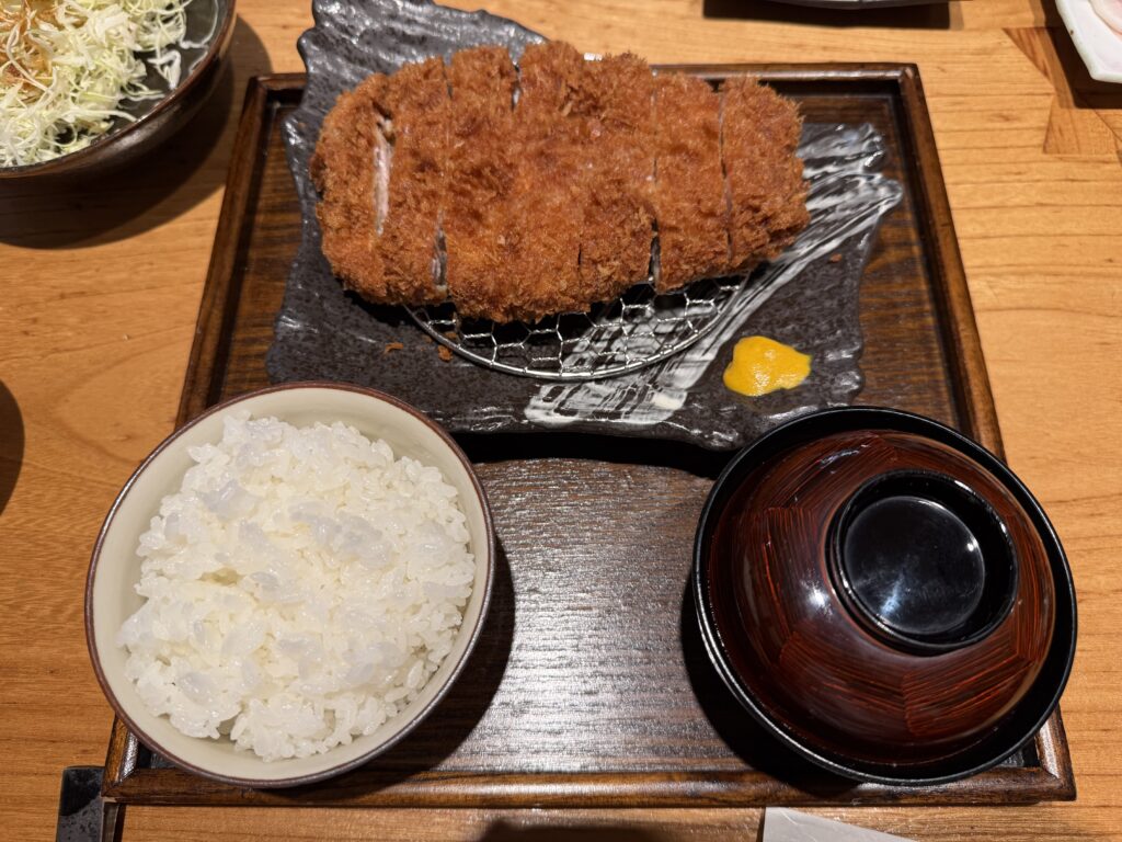 ご飯、キャベツはおかわり無料